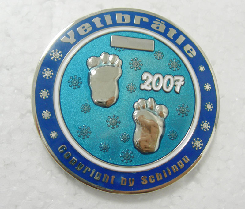A commemorative 3D medallion with baby feet, demonstrating curved and beveled effects for a vivid look.